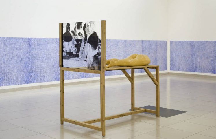 Rosemarie Trockel, Ohne Titel ( Frau ohne Unterleib), 1988, Wachs, Holz, Gips, Siebdruck auf Glas; 160 x 90 x 180 cm 8MUSEUM MMK FÜR MODERNE KUNST Foto: Axel Schneider)