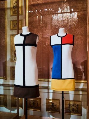 Mondrian-Kleid, Ausstellungsansicht „Vulgär? Fashion Redefined“, Foto: Christian Wind © Belvedere, Wien.