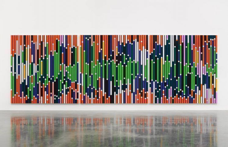 Sarah Morris, War of Rises [Sound Graph], 2019, Haushaltslack auf Leinwand, 289 x 867 cm © Sarah Morris
