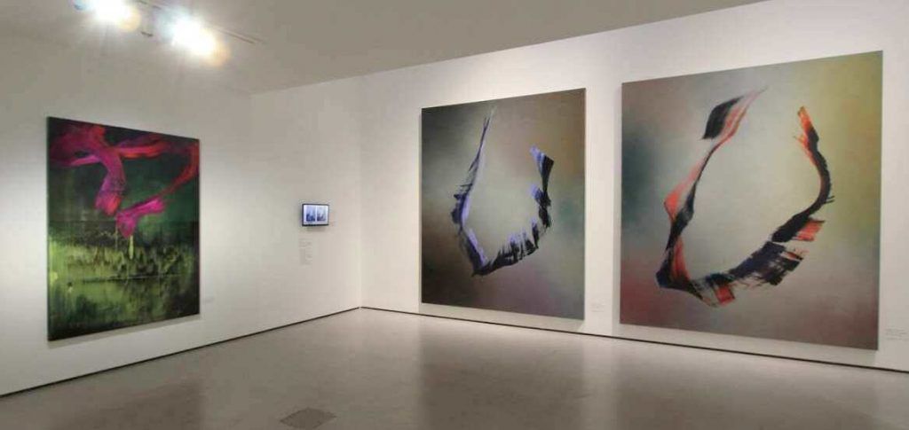 Hubert Scheibl, Ones (2012/13, links) und zwei weitere Gemälde aus der Serie Ones (2014/15), Ausstellungsansicht Belvedere 2016 (© Hubert Scheibl, Foto: Alexandra Matzner)