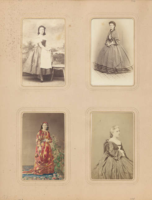 Seite aus einem Fotoalbum der Elisabeth von Österreich-Ungarn, angelegt um 1862, Albuminpapier auf Karton, ca. 26 x 20 cm (Museum Ludwig, Köln, Foto: Rheinisches Bildarchiv Köln)