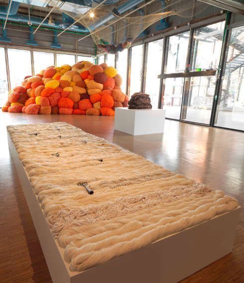 Sheila Hicks, Pêcher dans la rivière, 1989–2013, La sentinelle de safran, 2017 (hinten), Ausstellungsansicht: Ligne de vie © Centre Pompidou Philippe Migeat.
