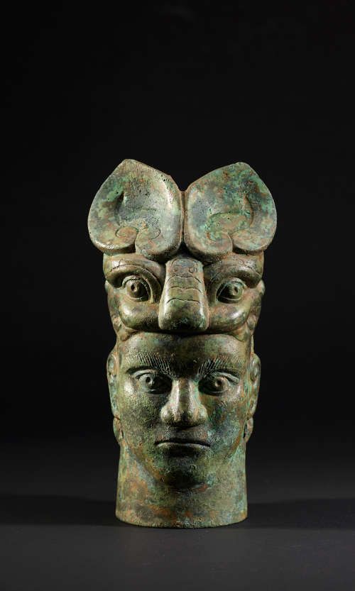 Stielende in Form eines menschlichen Gesichts, Bronze, Westliche Zhou-Dynastie, 1050–771 v. u. Z., © Shanghai Museum