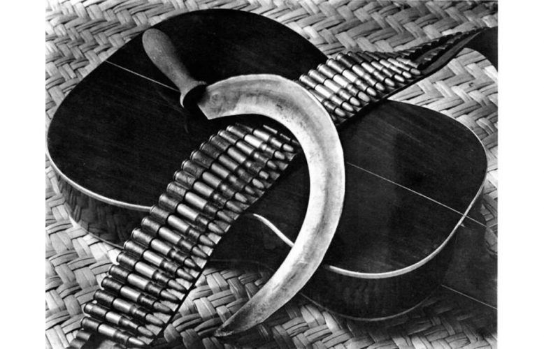 Tina Modotti, Gitarre, Patronengürtel und Sichel, 1927