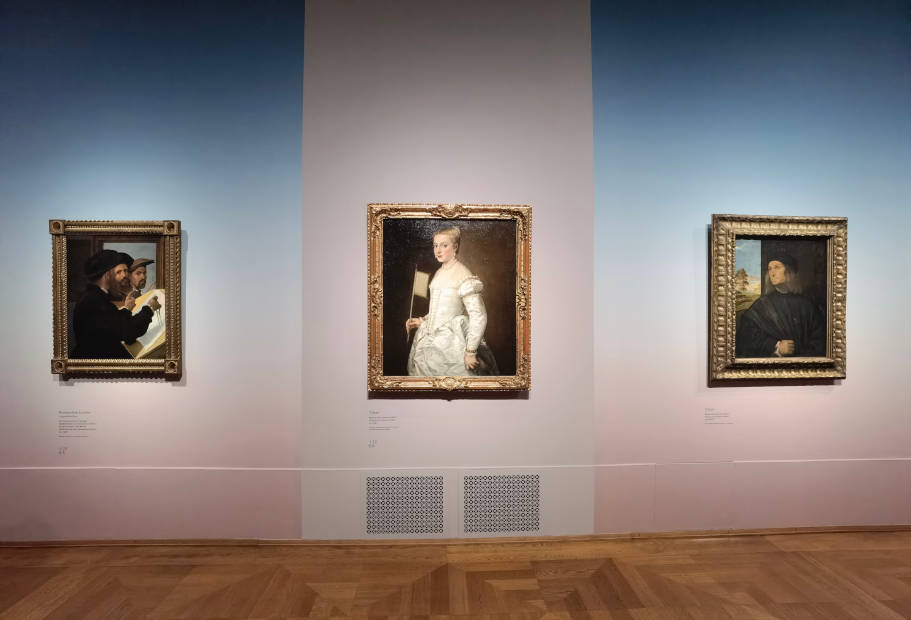 Tizian, Bildnis einer Dame in Weiß und das Bildnis des Giovanni Bellini, Installationsansicht „Venezia 500“, Alte Pinakothek, München, Foto: Alexandra Matzner © ARTinWORDS