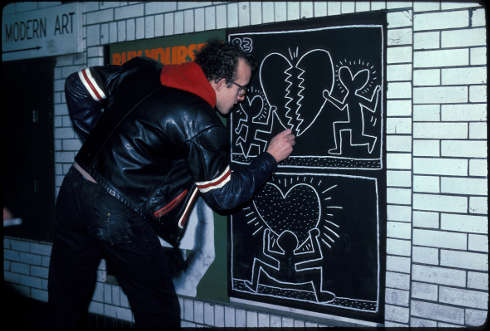 Tseng Kwong Chi, Keith Haring in New York Subway, 1983, Foto: © Muna Tseng Dance Projects, Inc. Kunst: © Keith Haring Foundation)