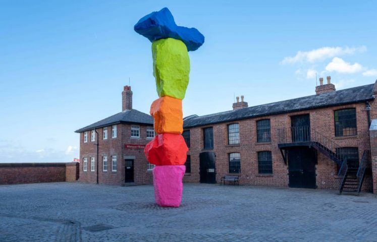 Ugo Rondinone, Liverpool Mountain, 2018, Installationsansicht am Royal Albert Dock Liverpool, Foto Mark McNulty