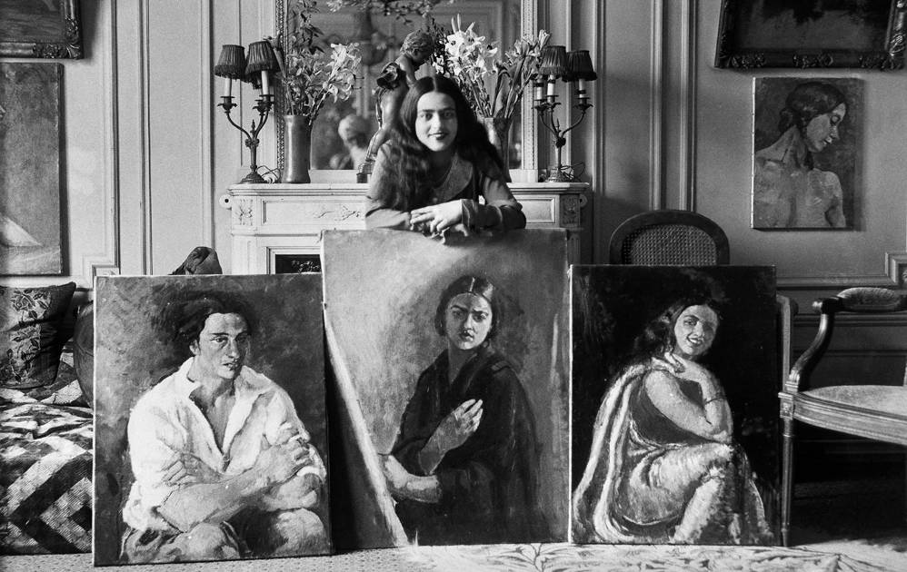 Umaro Singh Sher-Gil, Amrita Sher-Gil mit ihren Bildern, Paris um 1930