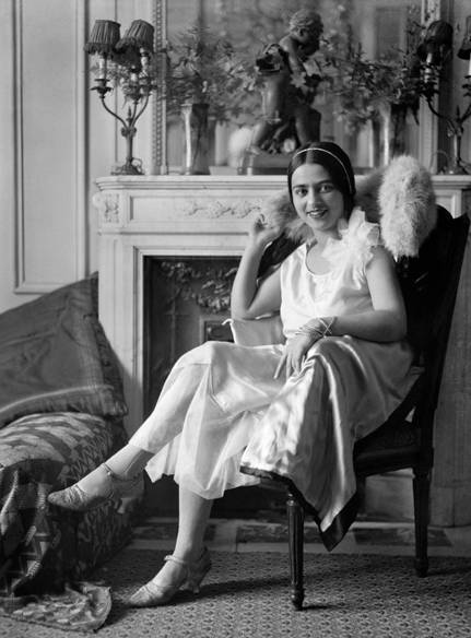Umrao Singh Sher-Gil, Amrita Sher-Gil in einem Stuhl, Paris um 1931