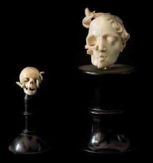 Vanitas-Köpfe (Memento Mori), Deutsch, 1. Hälfte 17. Jahrhundert, Elfenbein, H. mit Sockel 8,2 cm / 13 cm (Kunsthistorisches Museum, Kunstkammer, Inv.-Nrn. KK 4638, KK 4644 © KHM-Museumsverband)