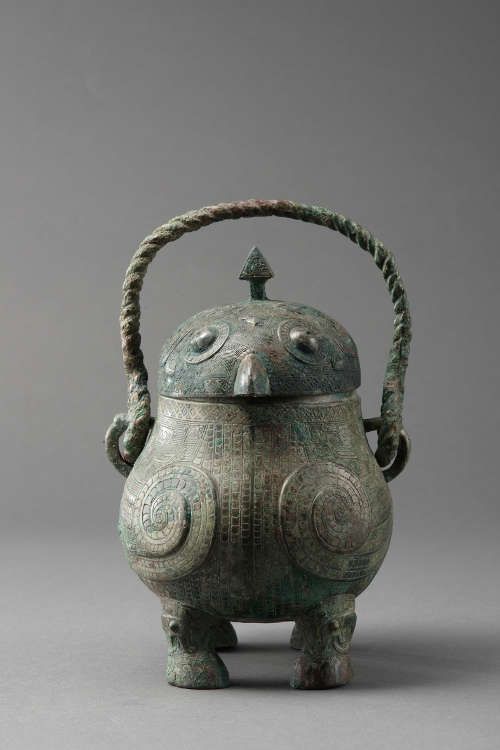 Weingefäß in Gestalt einer Eule, Ton, bemalt, Westliche Han-Dynastie, 206 v. u. Z. – 8 n. u. Z., © Shanghai Museum