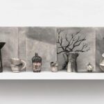 William Kentridge, Morandi Skulpturenset, 2025, Karton, Schaumstoffplatte, Papier, Kohle, Tusche und Farbstift, 7 Gefäße, 5 Zeichnungen - Mit freundlicher Genehmigung des Künstlers und Hauser & Wirth