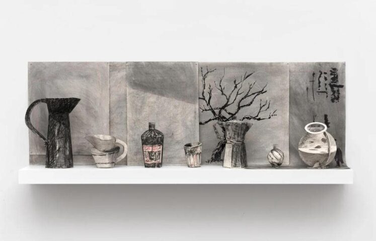 William Kentridge, Morandi Skulpturenset, 2025, Karton, Schaumstoffplatte, Papier, Kohle, Tusche und Farbstift, 7 Gefäße, 5 Zeichnungen - Mit freundlicher Genehmigung des Künstlers und Hauser & Wirth