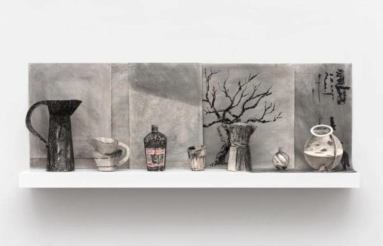 William Kentridge, Morandi Skulpturenset, 2025, Karton, Schaumstoffplatte, Papier, Kohle, Tusche und Farbstift, 7 Gefäße, 5 Zeichnungen - Mit freundlicher Genehmigung des Künstlers und Hauser & Wirth