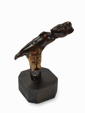 Xavier Parguey, Bärtiger Kopf, geschmückt mit einer nackten Frau, die auf einer Schlange liegt, 1943–1948, Schnitzerei in Holz (Collection de l'Art Brut, Lausanne)