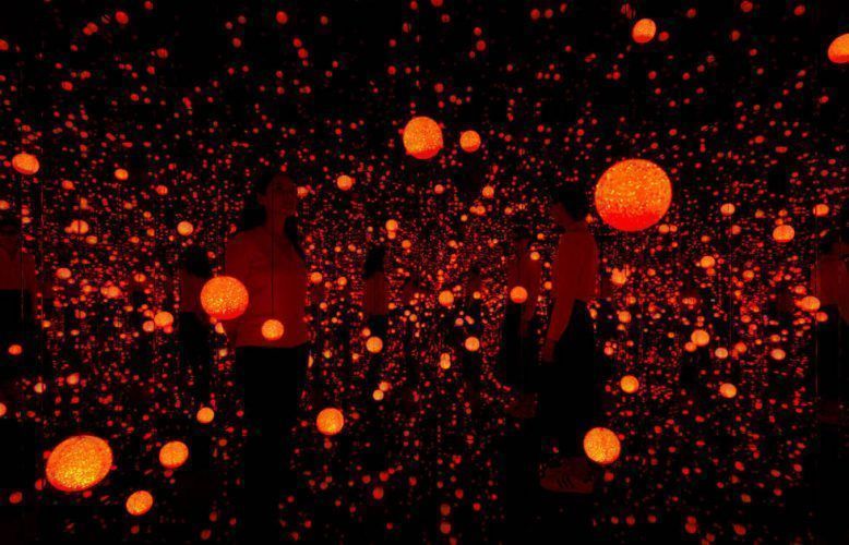 Yayoi Kusama, INFINITY MIRRORED ROOM - DANCING LIGHTS THAT FLEW UP TO THE UNIVERSE, 2019, verspiegeltes Glas, Holz, LED Lichtsystem, Metall und Acryl (Courtesy of David Zwirner)