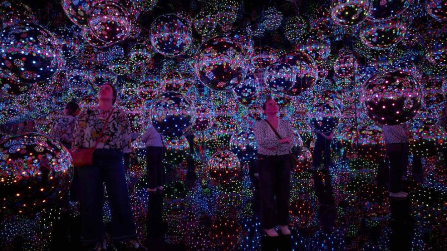 Yayoi Kusama, Infinity Mirrored Room – My Heart is Filled to the Brim with Sparkling Light, 2024 © YAYOI KUSAMA Foto Sean Fennessy