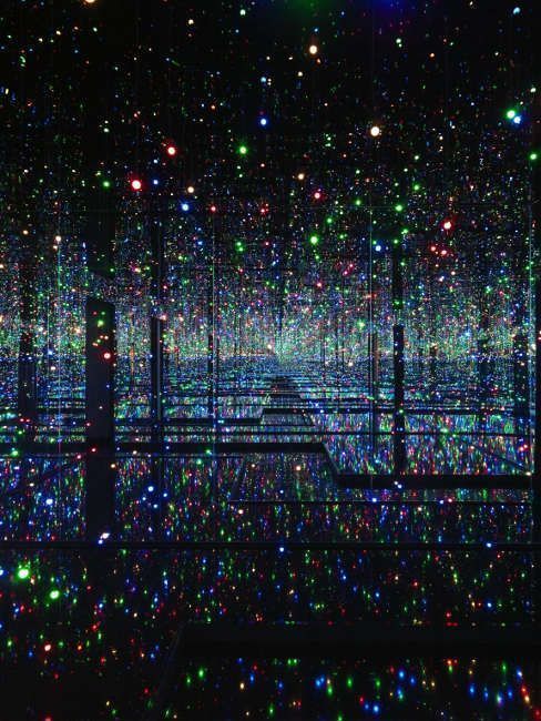 Yayoi Kusama, Infinity Mirrored Room – Filled with the Brilliance of Life (blau), 2011/2017 (Tate © Yayoi Kusama)