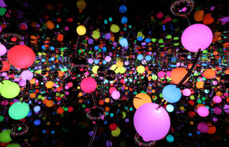 Yayoi Kusama, Infinity Mirrored Room – The Eternally Infinite Light of the Universe Illuminating the Quest for Truth, 2020, Holz, Metall, Glasspiegel, Kunststoff, Acrylplatte, Gummi, LED-Beleuchtungssystem, Schaumstoffkugeln, Edelstahlkugeln, 296 x 622,4 x 622,4 cm (© YAYOI KUSAMA. LAS Art Foundation)