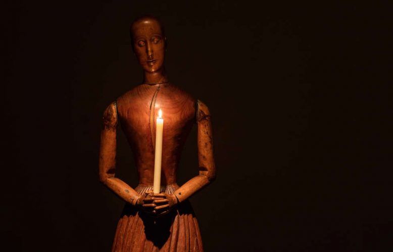 Ydessa Hendeles, Crypt, Detail, 2016: Santos figure holding a candle, Italien, um 18. Jhd., Installationsansicht: The Power Plant, Toronto, 2017, Foto: Robert Keziere