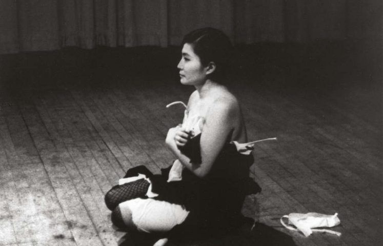 Yoko Ono, Cut Piece, 1964/1965, Performance Carnegie Recital Hall, New York City, 21. März 1965, Foto Minoru Niizuma, © Yoko Ono