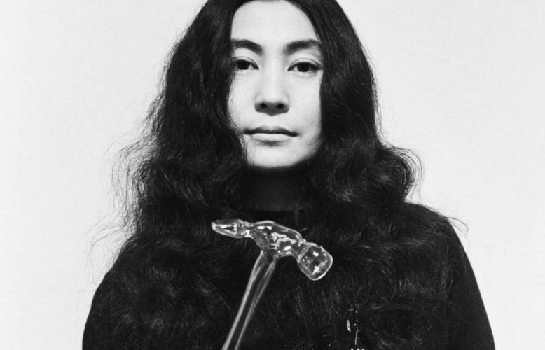 Yoko Ono mit Glashammer 1976, Detail