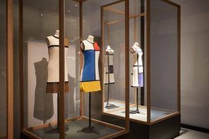 Yves Saint Laurent, Mondrian Dress (re-issue), 1980s, Courtesy Manchester City Galleries, Installationsansicht Barbican Institute 2016/17, © Michael Bowles / Getty Images