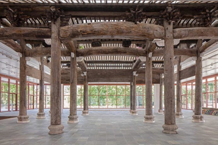 Ai Weiwei, Wang Family Ancestral Hall, 2015, Original carvings and painted replacements 1364,7 x 1451 x 939 cm © Ai Weiwei Studio, Foto: © Belvedere, Wien.