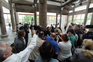 Superstar Ai Weiwei signiert nach der Pressekonferenz im 21er Haus, Foto: Alexandra Matzner.