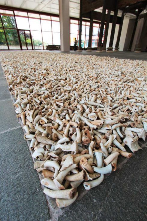 Ai Weiwei, Spouts, Detail, 2015, Keramik, 100,000 antique spouts from the Song to Qing dynasties; Installationsmaße: 1400 x 400 cm © Ai Weiwei Studio, Foto: © Alexandra Matzner.