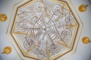 Ai Weiwei, Bicycle Chandelier, 2015, Fahrräder und Kristalle, 500 x 430 cm, Ausstellungsansicht Royal Academy, London 2015, Foto: Royal Academy of Arts, London, Photography © Dave Parry. © Ai Weiwei.