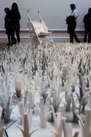 Ai Weiwei, Cao, 2014, Detail mit dem Kinderwagen, Marmor, 770 Stücke, je 20 x 22 x 25 cm, Ausstellungsansicht Royal Academy, London 2015, Foto: Alexandra Matzner.