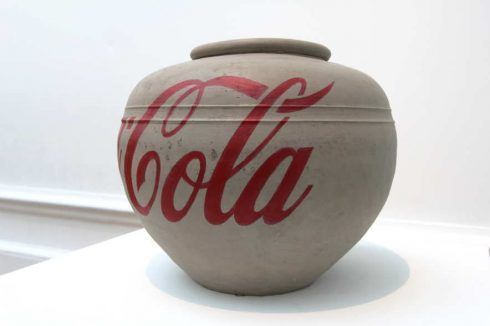Ai Weiwei, Coca Cola Vase (Cola), 2014, Vase aus der Han Dynastie (206 vor Chr. - 220 nach Chr.), Industriefarbe, 42 x 42 x 35 cm, Ausstellungsansicht Royal Academy, London 2015, Foto: Alexandra Matzner.