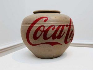 Ai Weiwei, Coca Cola Vase (Coca), 2014, Vase aus der Han Dynastie (206 vor Chr. - 220 nach Chr.), Industriefarbe, 42 x 42 x 35 cm, Ausstellungsansicht Royal Academy, London 2015, Foto: Alexandra Matzner.