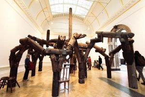 Ai Weiwei, Fragments, 2005, Eisenholz (tieli wood), Tisch, Stühle, Teile von Balken und Säulen von abgerissenen Tempeln der Qing Dynastie (1644–1911), 500 x 850 x 700 cm, M+ Sigg Collection, Hong Kong (by donation), Ausstellungsansicht Royal Academy, London 2015, Foto: Alexandra Matzner.