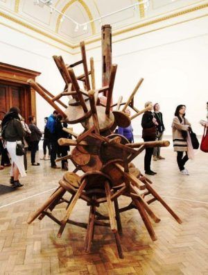 Ai Weiwei, Grapes, 27 Holzstühle aus der Qing Dynastie (1644–1911), 148 x 196 x 188 cm, Ausstellungsansicht Royal Academy, London 2015, Foto: Alexandra Matzner.
