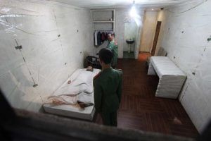 Ai Weiwei, S.A.C.R.E.D., 2012, sechsteiliges Diorama: Entropie, Fiberglas, Eisen, oxidiertes Metall, Holz, Polystyrol, Klebeband, je 377 x 198 x 153 cm, Ausstellungsansicht Royal Academy, London 2015, Foto: Alexandra Matzner.