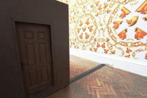 Ai Weiwei, S.A.C.R.E.D., 2012, Tür und Wandtapete, oxidiertes Metall, Holz, Polystyrol, Klebeband, je 377 x 198 x 153 cm, Ausstellungsansicht Royal Academy, London 2015, Foto: Alexandra Matzner.