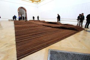 Ai Weiwei, Straight, 2008–2012, Stahlträger, 12 x 6 m, Hintergrund: Names of the Student Earthquake Victims Found by the Citizens’ Investigation, 2008–2011, Ausstellungsansicht Royal Academy, London 2015, Installationsfoto: Alexandra Matzner.