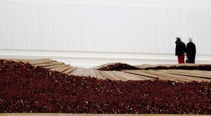 Besucher vor Ai Weiwei, Straight, 2008–2012, Stahlträger, 1200 x 600 cm und im Hintergrund Names of the Student Earthquake Victims Found by the Citizens’ Investigation, 2008–2011, s/w Ausdruck, verschiedene Größen, Ausstellungsansicht Royal Academy, London 2015, Foto: Alexandra Matzner.