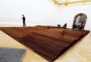 Ai Weiwei, Straight, 2008–2012, Stahlträger, 1200 x 600 cm und im Hintergrund Names of the Student Earthquake Victims Found by the Citizens’ Investigation, 2008–2011, s/w Ausdruck, verschiedene Größen, Schrägeinblick: Royal Academy, London 2015, Foto: Alexandra Matzner.