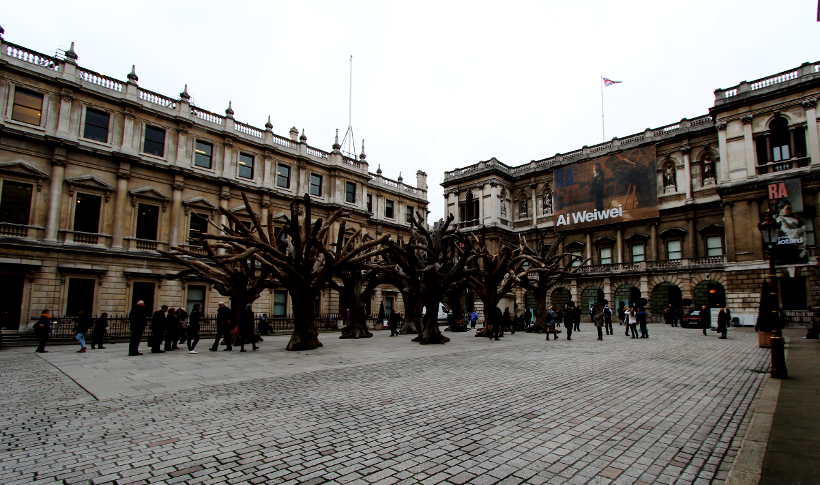 Ai Weiwei, Tree, 2009–2010/2015, Baumstämme und Stahl, verschiedene Größen, Ansicht des Hofes der Royal Academy, London 2015, Foto: Alexandra Matzner.