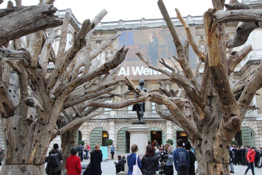 Ai Weiwei, Tree, 2009–2010/2015, Baumstämme und Stahl, verschiedene Größen, Ausstellungsansicht Royal Academy, London 2015, Foto: Alexandra Matzner.