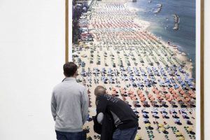 Blick in die Ausstellung ANDREAS GURSKY im Museum Kunstpalast, Düsseldorf. Rimini, 2003, 298 x 207 cm, © Andreas Gursky / VG Bild-Kunst, Bonn 2012 Courtesy Sprüth Magers Berlin London. Foto: Julia Reschucha, Medienzentrum Rheinland