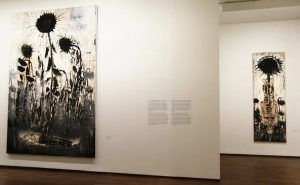 Anselm Kiefer, Hortus Conclusus, 2007–2014, Holzschnitt, Acryl und Schellack auf Papier, Collage auf Leinwand, 380 x 255 cm (Privatsammlung); für Robert Fludd, 1996, Holzschnitt, Acryl und Schellack auf Papier, auf Leinwand kaschiert, 305 x 102 cm, Foto: Alexandra Matzner.