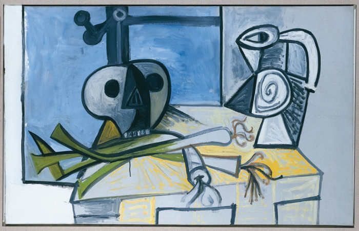 Pablo Picasso, Stillleben mit Totenkopf, Porree und Kanne vor einem Fenster, 1945, Privatbesitz © Succession Picasso.