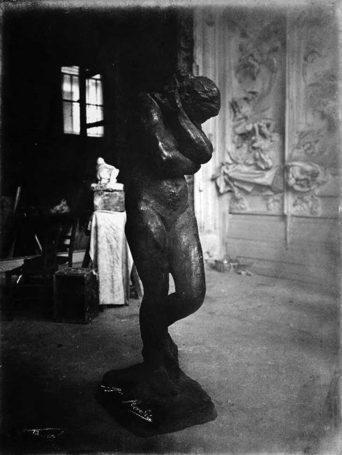 Eugène Druet, Eva im Hôtel Biron (Auguste Rodin), um 1910, Silbergelatineabzug (Musée Rodin, Paris)