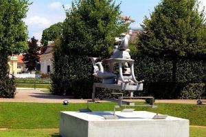 Bruno Gironcoli, Figur mit ovalförmigen Hängeteilen (4-teilig), 1984-90/1990, Aluminiumguss, 300 x 360 x 240 cm, 3 Stück © MMKK – Museum Moderner Kunst Kärnten, Klagenfurt, Leihgabe: Kunstsammlung des Landes Kärnten, Foto: Alexandra Matzner.