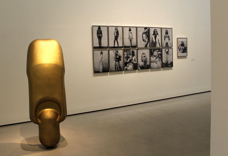 Gironcoli "Figur, auf einem Punkt stehend (Stimmungsmacher)" (um 1965–1969) und Klauke "Self Performance" (1972–1973), in: Gironcoli: Context, Belvedere, Orangerie 2013, Installationsfoto: Alexandra Matzner.