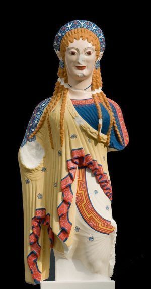 Sogenannte Chioskore, Farbrekonstruktion, Original: von der Akropolis in Athen (Griechenland), Marmor, um 500 v. Chr., H. 55 cm, Athen, Akropolismuseum, Rekonstruktion: Stiftung Archäologie (Rekonstruktion Brinkmann & Brinkmann) © München, Stiftung Archäologie, Foto: Vinzenz Brinkmann
